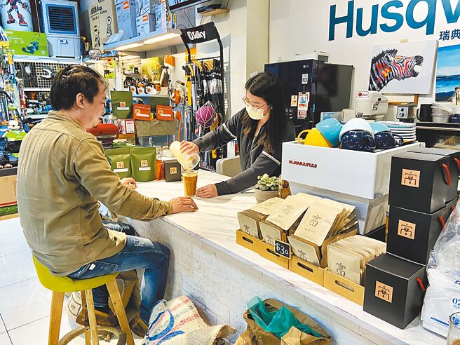 隐身在农机行里的「咖啡寓」飘来阵阵咖啡香，引起不少人好奇。（吴佩蓉摄）