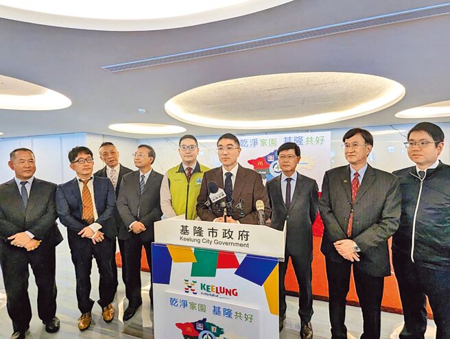 基隆市政府與7家企業合作推動「乾淨家園、基隆共好」，市長謝國樑（右四）盼有更多在地企業一起響應，打理自己的家，讓環境變得更好。（張志康攝）