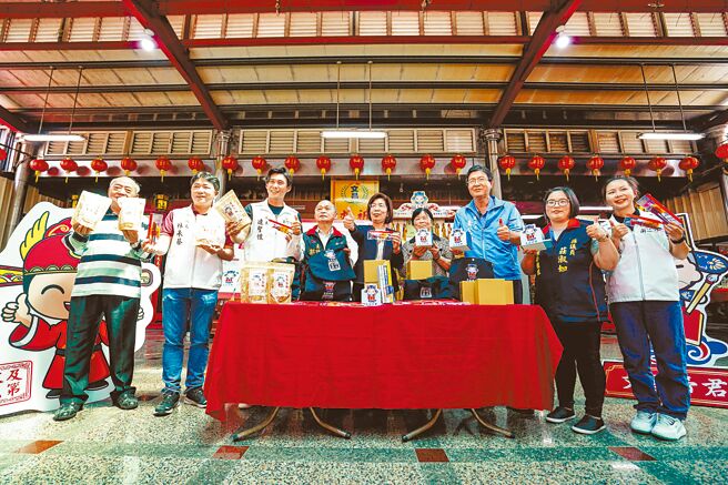 宜兰市公所将在15日举办文昌祈福活动，昨先亮相限量300份的考生祈福礼。（李忠一摄）