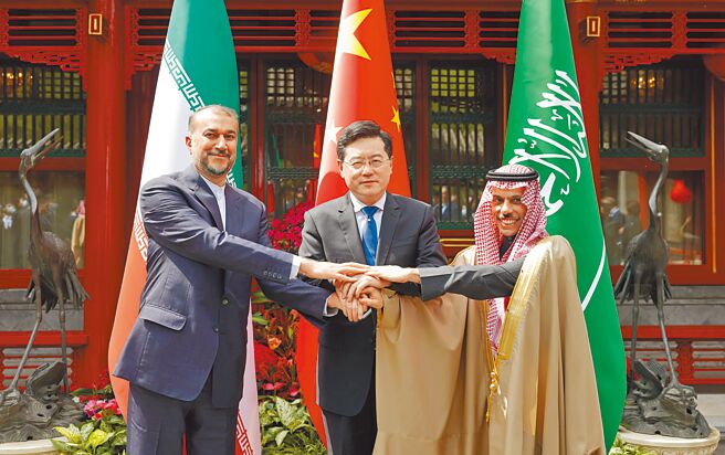 相隔7年多，沙烏地阿拉伯外交大臣費薩爾（右）與伊朗外交部長阿卜杜拉希揚（左）6日在北京會面，大陸國務委員兼外長秦剛（中）參與見證。（摘自大陸外交部發言人華春瑩推特）