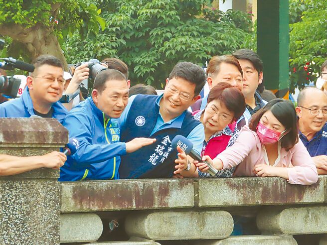 新北长侯友宜6日视察瓦磘沟，确定沟渠不臭了。（叶德正摄）