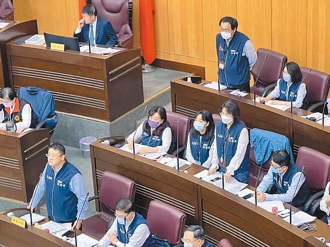 桃園市農業局6日赴議會工作報告，因狒狒議題，除局長陳冠義（左一站立者），林務科長吳秀真（中排站立者）跟動保處長王得吉（最後排站立者）成質詢焦點。（蔡依珍攝）