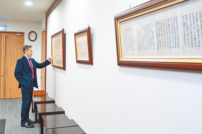 以庚子赔款退款设立清大的珍贵歷史史件复印件，目前陈列于校长会客室。（清大提供／王惠慧新竹传真）