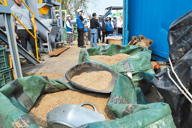 雲林縣府將與虎尾科技大學、農委會共同支持一處在古坑鄉把竹子剩餘資材做成燃料棒的基地，左三為雲林縣長張麗善。（雲林縣府提供／周麗蘭雲林傳真）