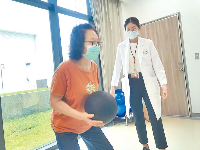 「运动医学」现正夯，屏东荣民总医院家医科医师范亚萱（右）开设运动处方门诊，透过个人化运动处方让患者能安心运动，也藉此建立正确的运动观念。（谢佳潾摄）