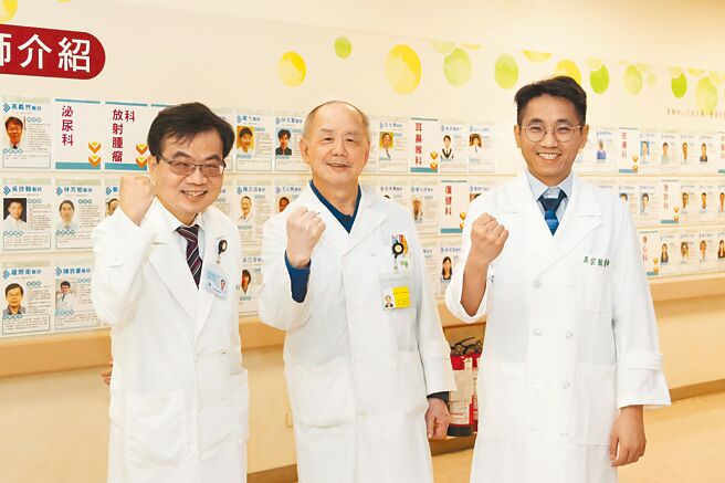 台東基督教醫院顧問醫師暨耳鼻喉科主任陳玉祥（中）、花蓮慈濟醫院耳鼻喉科醫師李家鳳（左）及吳宗翰（右），師生三代為偏鄉醫療奉獻。（台東基督教醫院提供／蔡旻妤台東傳真）