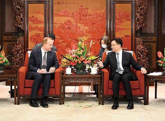 為大力吸引外資，大陸之前在廣州舉辦「投資中國年」活動。圖為大陸國家副主席韓正（右）3月29日會見太古集團行政總裁施銘倫。     （新華社）