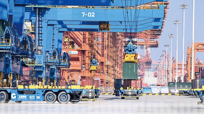 中國貿促會之前發布調查報告顯示，約9成企業看好RCEP國家投資機遇。圖為大陸汽車零配件在廣西欽州港碼頭，等待鐵海聯運班列出口至東協。（新華社）