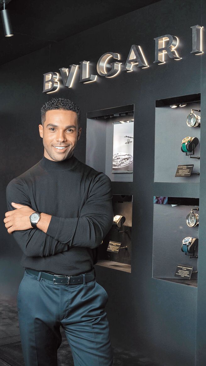 《艾蜜莉在巴黎》男神卢辛拉维斯考特日前出席宝格丽在日内瓦举办的Octo Roma腕表派对。（BVLGARI提供）