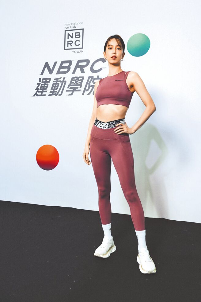 New Balance找来陈庭妮演绎运动装束，Fresh Foam X More v4鞋款，4280元。（New Balance提供）