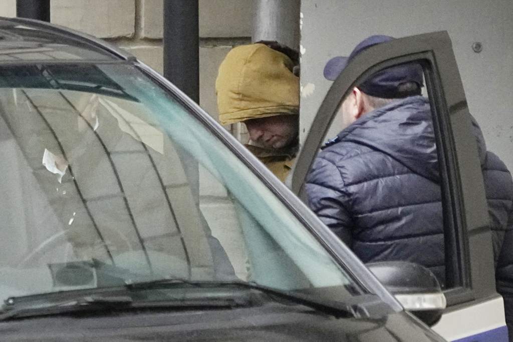 俄以间谍为名拘留美记者，图为美记者3月30日在莫斯科法院由警方护送上车的画面。（资料照／美联社）(photo:ChinaTimes)
