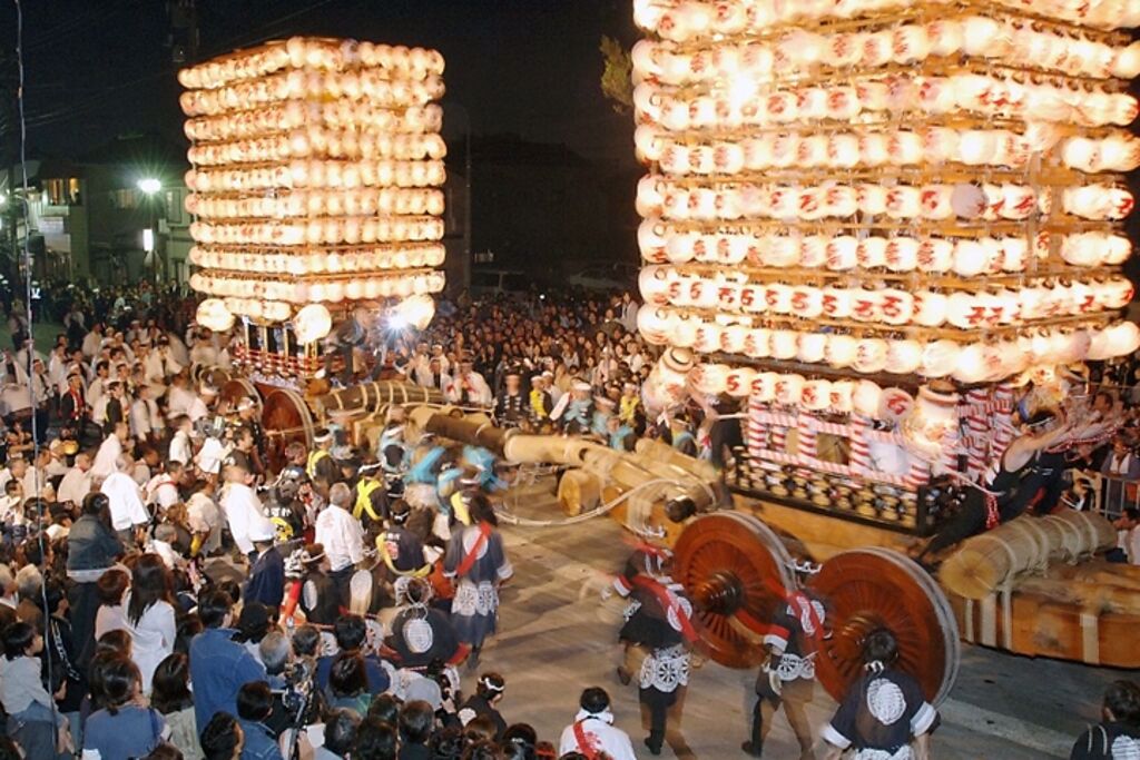 今年度的「伏木曳山祭」預計在5/20登場，約以360盞提燈點綴的「提燈山車」會夜間巡遊或進行對撞，景象相當熱血！圖：富山縣首都圈本部／來源