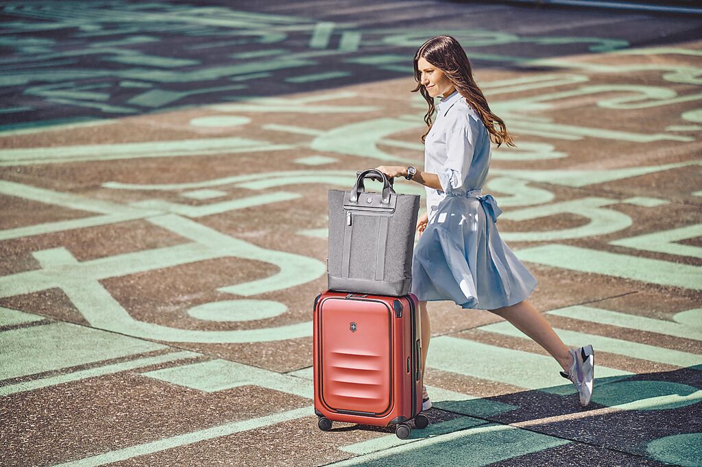 隨著出國旅遊開放，板橋大遠百表示行李箱品牌皆有近100%的高成長。（遠百提供）