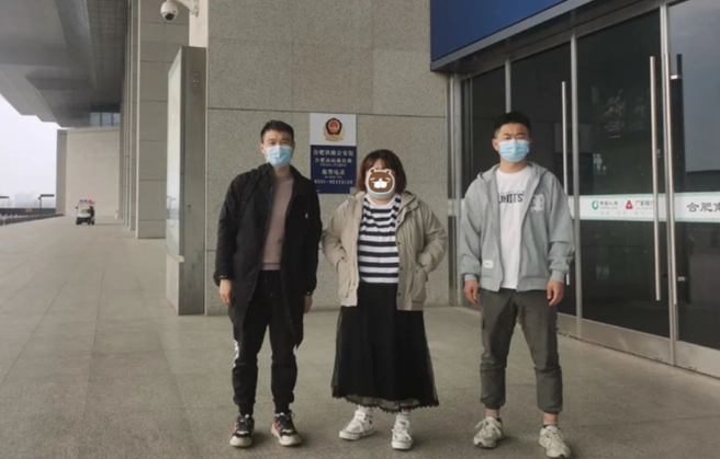 何女被警方逮捕时，董男才知道对方冒用他人大头贴，自己被骗了4年、80万元，崩溃不已。(图／取自九派新闻)