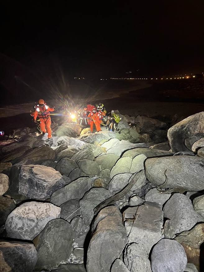 花莲太平洋公园旁出海口发现黄姓男子落海，被救起送医仍不治。（花莲消防局提供）