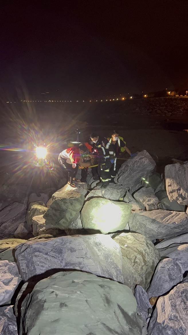 花莲太平洋公园旁出海口发现黄姓男子落海，被救起送医仍不治。（花莲消防局提供）