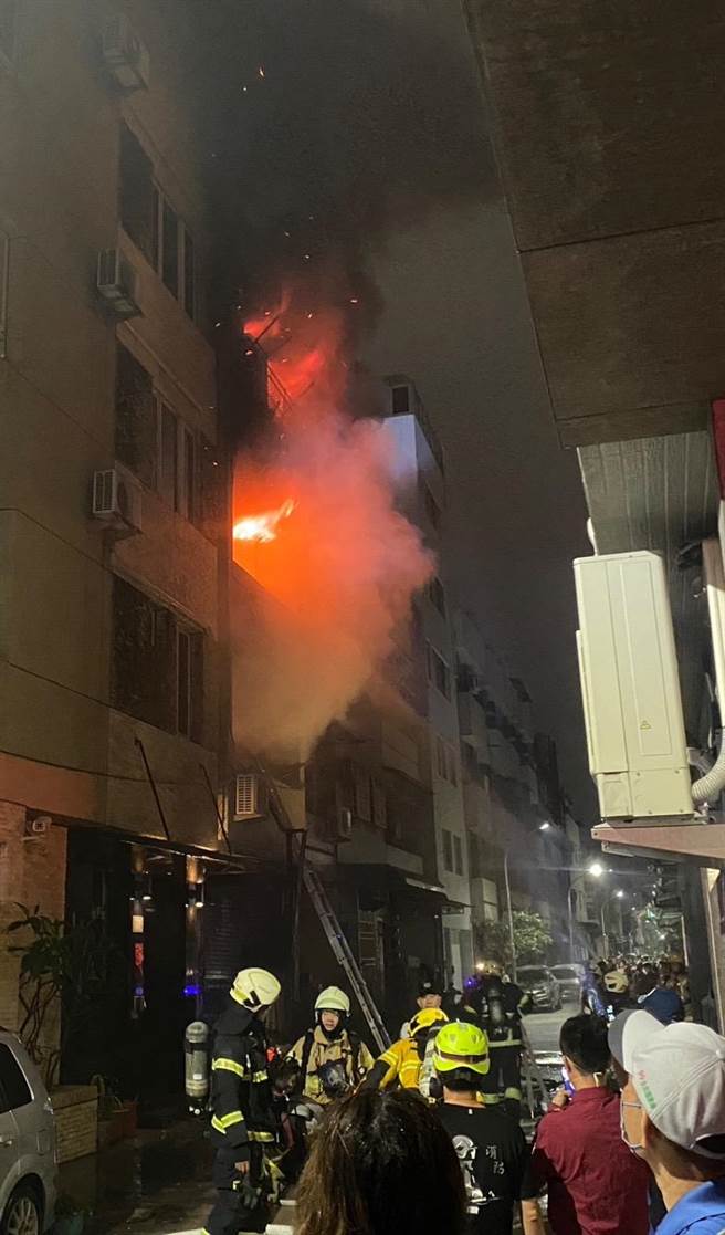 高雄三民区合江街透天厝7日晚间发生火警，消防人员扑灭后在1楼发现老夫妇已明显死亡。（翻摄照片／崔正纲高雄传真）