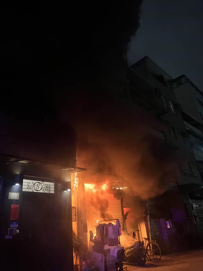 高雄三民区合江街透天厝7日晚间发生火警，消防人员扑灭后在1楼发现老夫妇已明显死亡。（翻摄照片／崔正纲高雄传真）