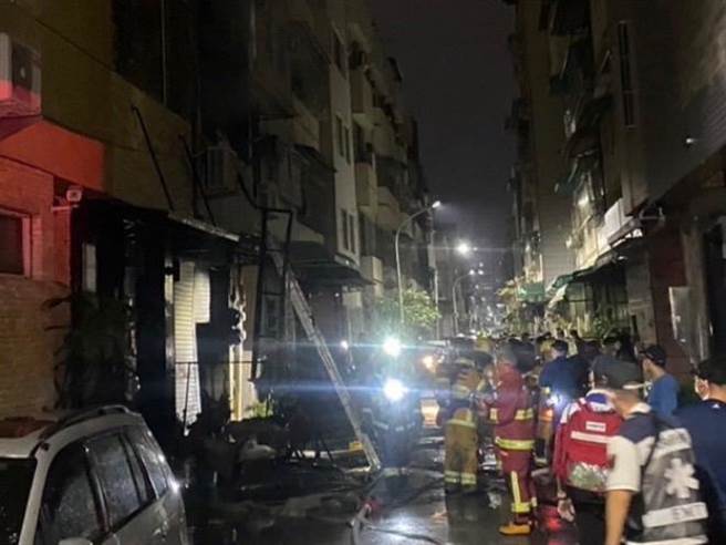 高雄三民区合江街透天厝7日晚间发生火警，消防人员扑灭后在1楼发现老夫妇已明显死亡。（崔正纲摄）