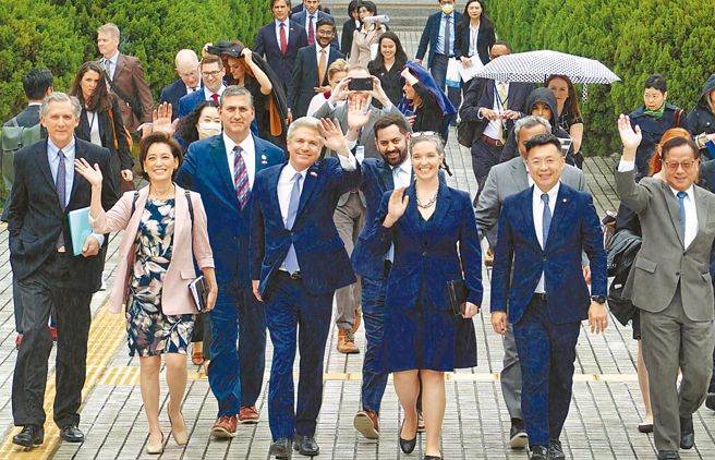 美国联邦眾议院外交委员会主席麦考尔（前排中左）等一行人7日拜会立法院。美国在台协会处长孙晓雅（前排中右）也出席陪同。（姚志平摄）