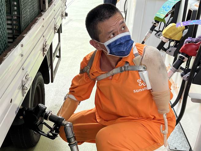 现年48岁、原先担任配电外线技术员的曾家玺，2021年遇上工伤意外，双手截肢，目前在阳光加油站工作。（李奇叡摄）