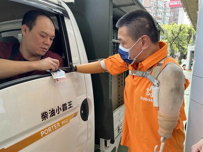 曾家玺在操作油枪、与客人互动上，都十分熟练。（李奇叡摄）