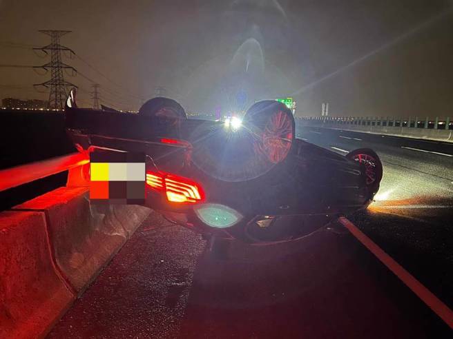 遭88枪案「红龟」剁断双掌 ，台南角头「囝子菖」驾BMW自撞惨死。（翻摄照片）
