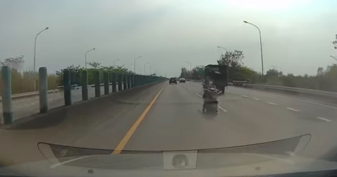 阿嬤上快速道路逆向狂飆，讓網友看呆。（圖／翻攝自爆料公社公開版）