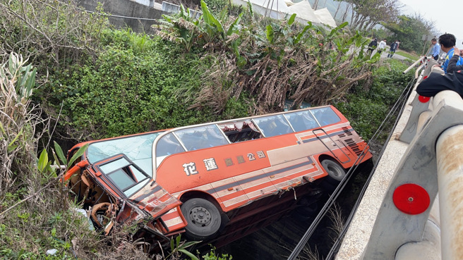 花蓮客運與小客車對撞，客運摔落邊坡1乘客受困，警消正在現場搶救。(王志偉翻攝)