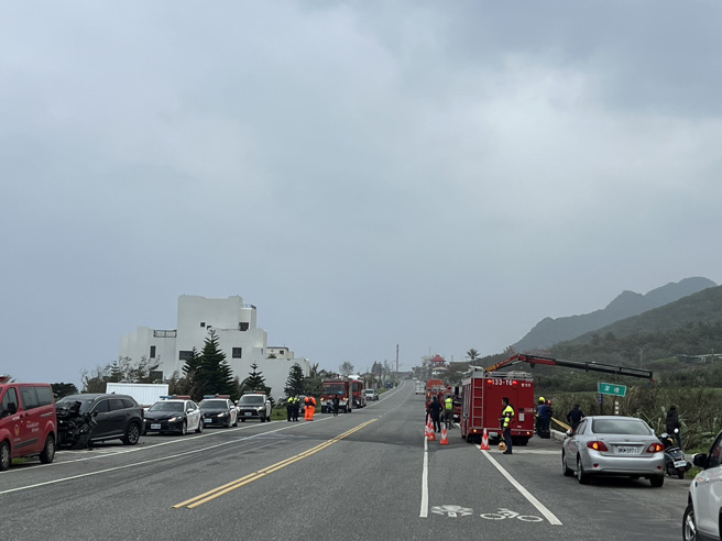 花蓮客運與小客車對撞，客運摔落邊坡1乘客受困，警消正在現場搶救。(王志偉翻攝)