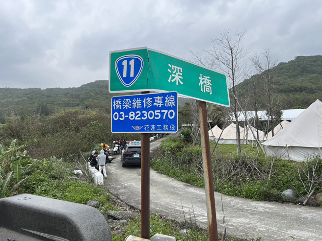 花蓮客運與小客車對撞，客運摔落邊坡1乘客受困，警消正在現場搶救。(王志偉翻攝)