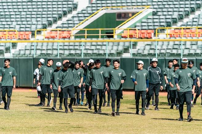 台鋼雄鷹創隊史上首次新春訓練於大年初六開訓，在高雄澄清湖棒球場以全新樣貌出發。（高市運發局提供）