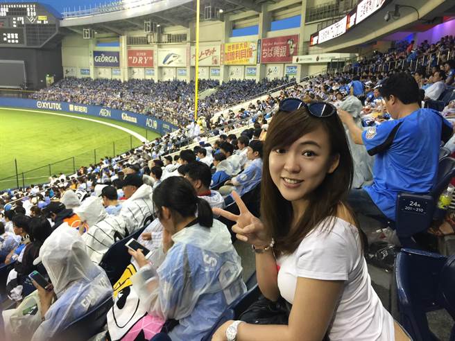 高市議員白喬茵踢爆，5天前棒球工會場勘澄清湖棒球場就發現場地不堪使用。圖為她在日本看棒球畫面。（白喬茵提供）