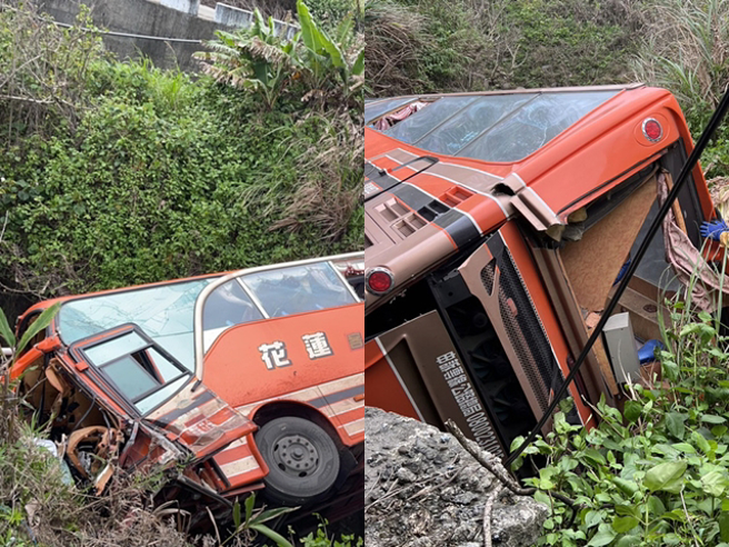 现场画面曝光，只见整辆客运横躺在桥下，挡风玻璃喷飞，车身疑似悬空，两侧车身卡在树丛中，数名搜救人员在客运下方的溪中用担架抬出喷飞的伤者。（丰滨乡公所提供）