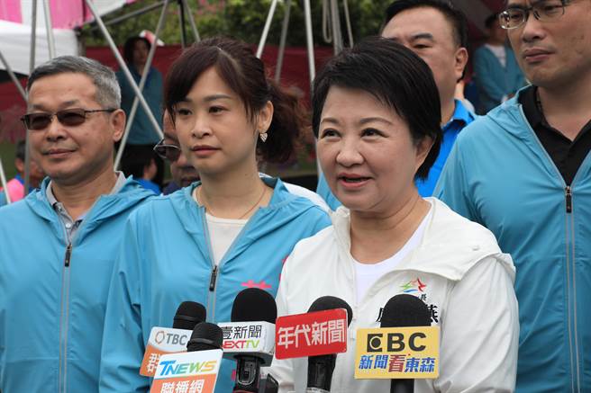 卢秀燕8日上午到太平921震灾纪念公园参加「全国WALKING日─台中市112年度春季亲子健行活动」，面对媒体询问一一做出回应。（冯惠宜摄）