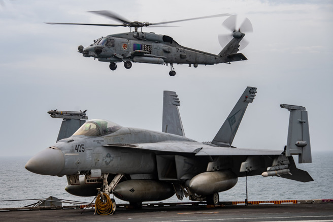 反潜直升机则在航舰附近盘旋进行反潜演习。(翻摄自U.S. 7th Fleet官网)