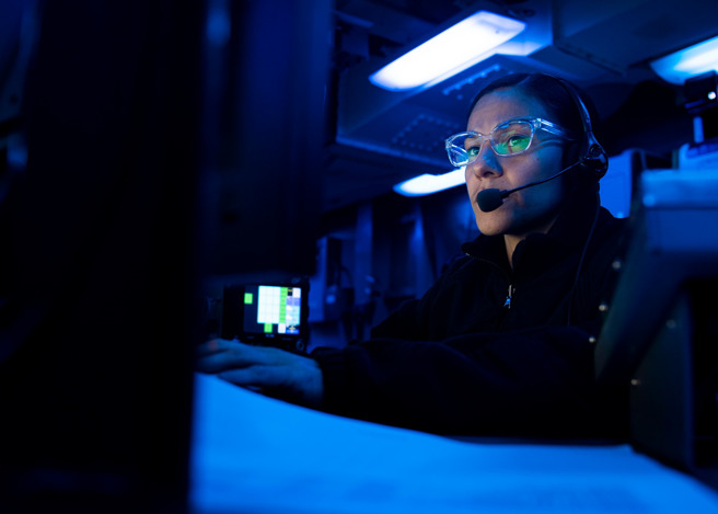 战情室内官兵专注盯着萤幕上威胁对象。(翻摄自U.S. 7th Fleet官网)