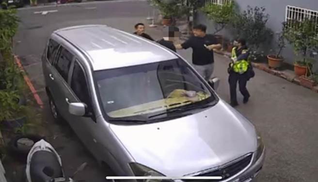 警方拘捕在銀行附近接應的田男（右二）。（警方提供）