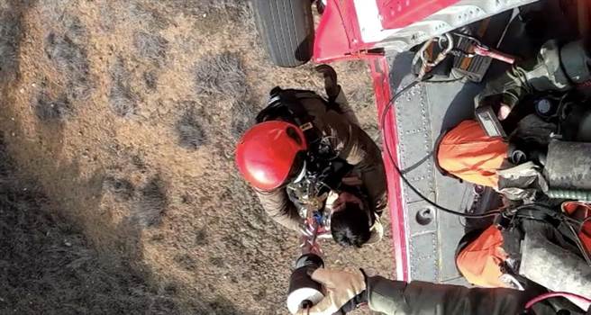 仁愛鄉又傳山域事故，黑鷹直升機吊掛救援。（空勤總隊第二大隊第三隊提供／廖志晃南投傳真）