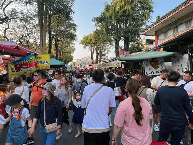 每到假日大量旅客湧入台南，經常造成一房難求，台南市政府觀光旅遊局攜手4大公會開發台南市專屬訂房系統，以滿足團體訂房的需求。圖為安平老街假日人潮。（觀旅局提供／洪榮志台南傳真）