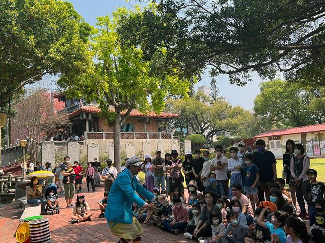 每到假日大量旅客湧入台南，經常造成一房難求，台南市政府觀光旅遊局攜手4大公會開發台南市專屬訂房系統，以滿足團體訂房的需求。圖為赤崁樓假日人潮。（觀旅局提供／洪榮志台南傳真）