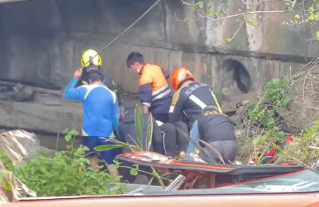 台11線花蓮豐濱鄉村今（8）早發生公車對撞轎車，一名女乘客被拋出車外、墜落溪谷，被警消吊掛救出時已無生命跡象，送醫不治。（豐濱鄉公所提供）