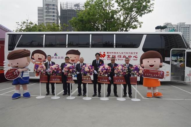 欣逢崑庭建设成立30周年纪念，由总经理陈宜霖发起，及崑庭建设厂商、股东及员工服务社会的力量，共同打造出第二部捐血车「棋琴建设号」，让新捐血车加入募集血源的行列。（林雅惠摄）