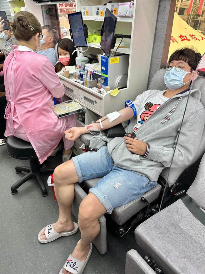 这部南台湾第一个「油电双用捐血车」，盼藉由捐血环境舒适度，强化民眾捐血意愿，今日捐血250cc也可获赠一盒鸡蛋及200元全联礼券。（林雅惠摄）