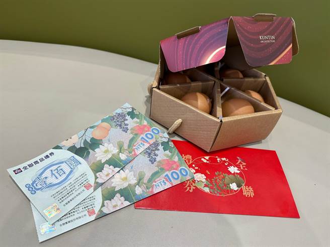 民眾前来捐血250cc可获赠一个鸡蛋礼盒及200元全联礼券，捐500cc领取双倍。（林雅惠摄）