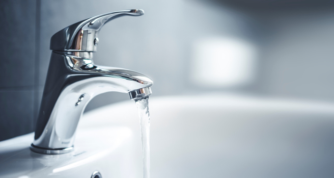 網友找水電工來換水龍頭、疏通管線，最後竟被收了1.4萬。（圖／shutterstock）