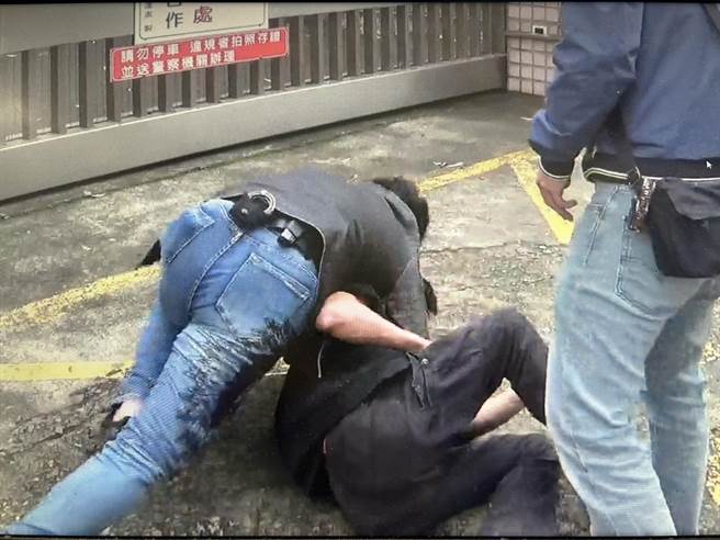 郑、孙2嫌见警方上前，还想拒捕做困兽之斗，随即被优势警力压制并上铐逮捕。（翻摄照片／王惠慧新竹传真）