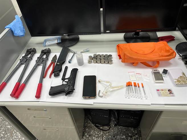警方也在做案车辆上，起出油压破坏剪等犯罪工具，另查获毒品海洛因、吸食器、针筒等违禁物品。（翻摄照片／王惠慧新竹传真）