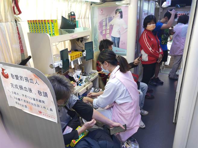 台中市太平警分局办理捐血活动，民眾热情挽袖捐热血。（太平警分局提供／冯惠宜台中传真）