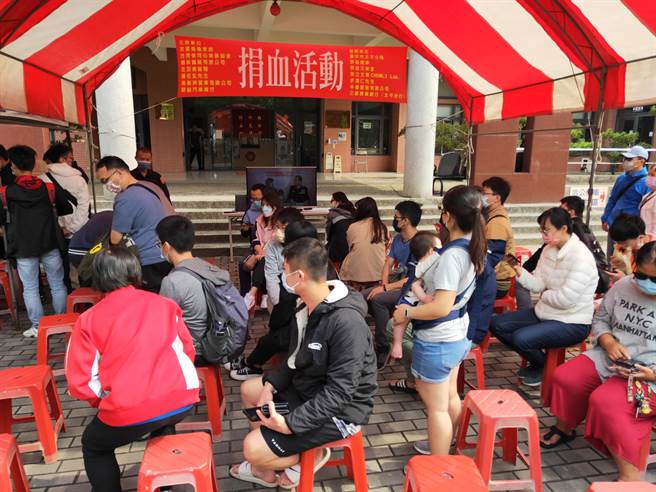 太平警分局办理捐血活动，警方更用心在广场上摆设电视机播放市长卢秀燕以及警政署长黄明昭防诈骗宣导影片。（太平警分局提供／冯惠宜台中传真）